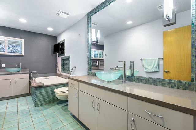 1095 W Roberts Avenue, Fresno, CA 93711