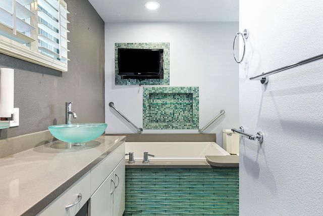 1095 W Roberts Avenue, Fresno, CA 93711