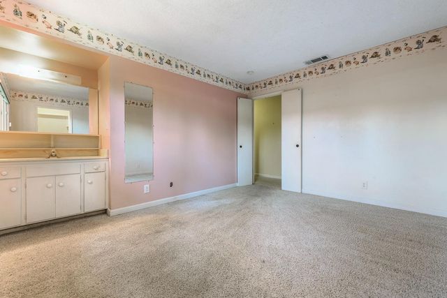 1095 W Roberts Avenue, Fresno, CA 93711