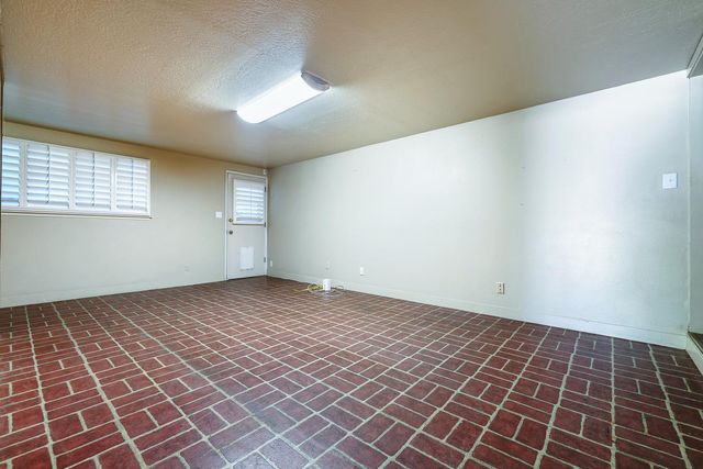 1095 W Roberts Avenue, Fresno, CA 93711