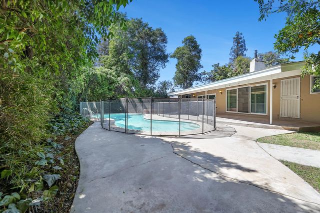 1095 W Roberts Avenue, Fresno, CA 93711