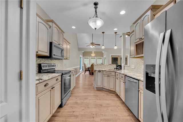 189 Beaver Lake Road, West Union, SC 29696