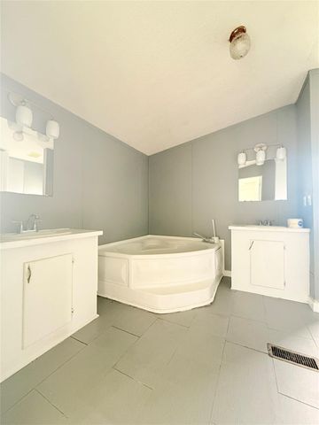 747 Road 5210, Cleveland, TX 77327