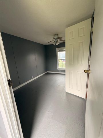 747 Road 5210, Cleveland, TX 77327