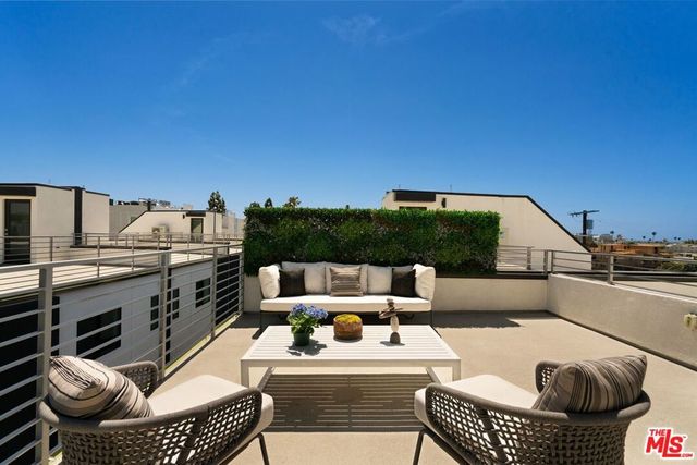 3807 S Verona Court, Los Angeles, CA 90066