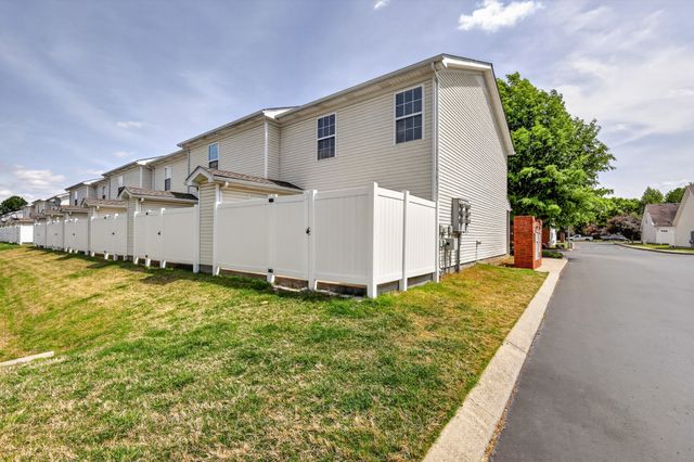 1011 Wolves Den Pl, Murfreesboro, TN 37128
