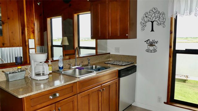 4432 Swan Street, Hitchcock, TX 77563