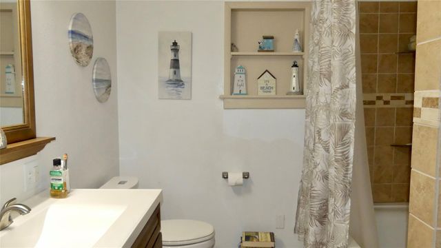 4432 Swan Street, Hitchcock, TX 77563