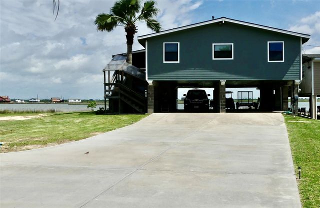 4432 Swan Street, Hitchcock, TX 77563