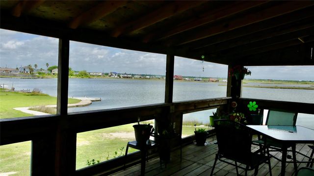 4432 Swan Street, Hitchcock, TX 77563