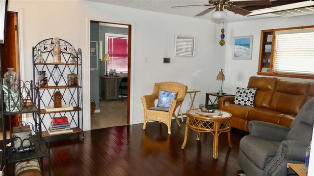 4432 Swan Street, Hitchcock, TX 77563