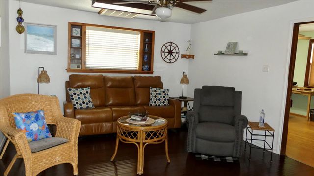 4432 Swan Street, Hitchcock, TX 77563