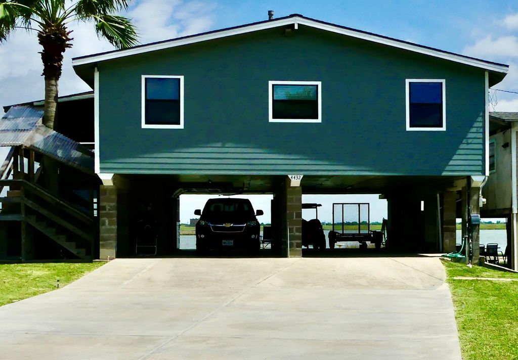 4432 Swan Street, Hitchcock, TX 77563
