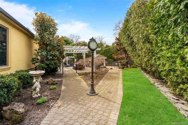 12 Kingswood Circle, Old Bethpage, NY 11804