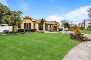 12 Kingswood Circle, Old Bethpage, NY 11804