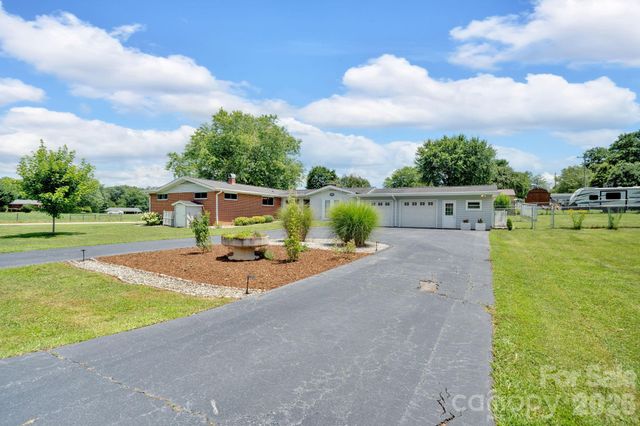 10 Moland Drive, Etowah, NC 28729