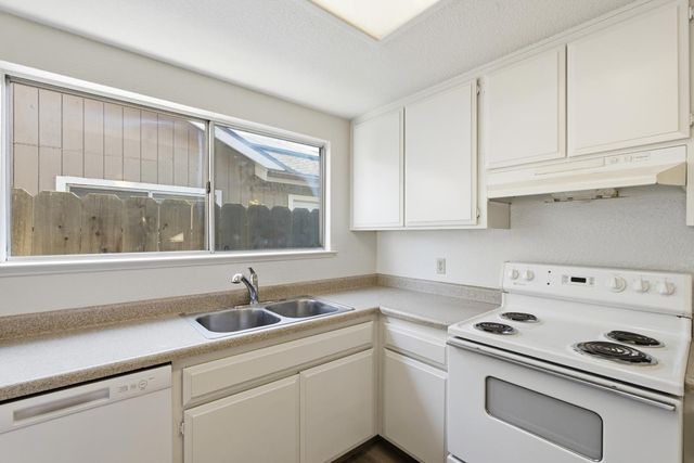 1413 Wrenwood Way, Madera, CA 93638