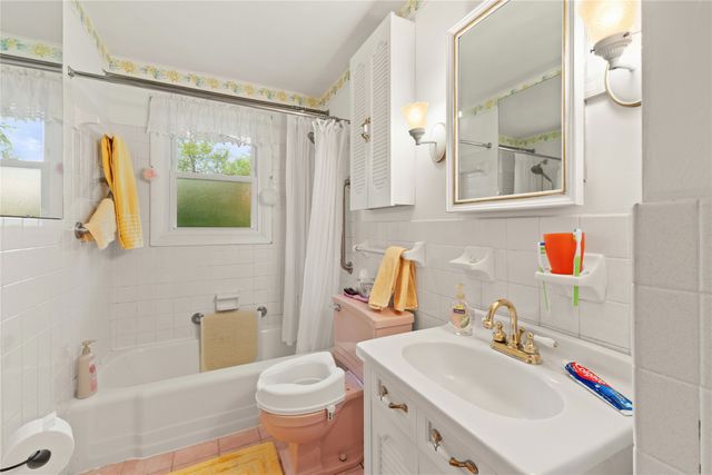 2815 MIDLAND Drive, Erie, PA 16506