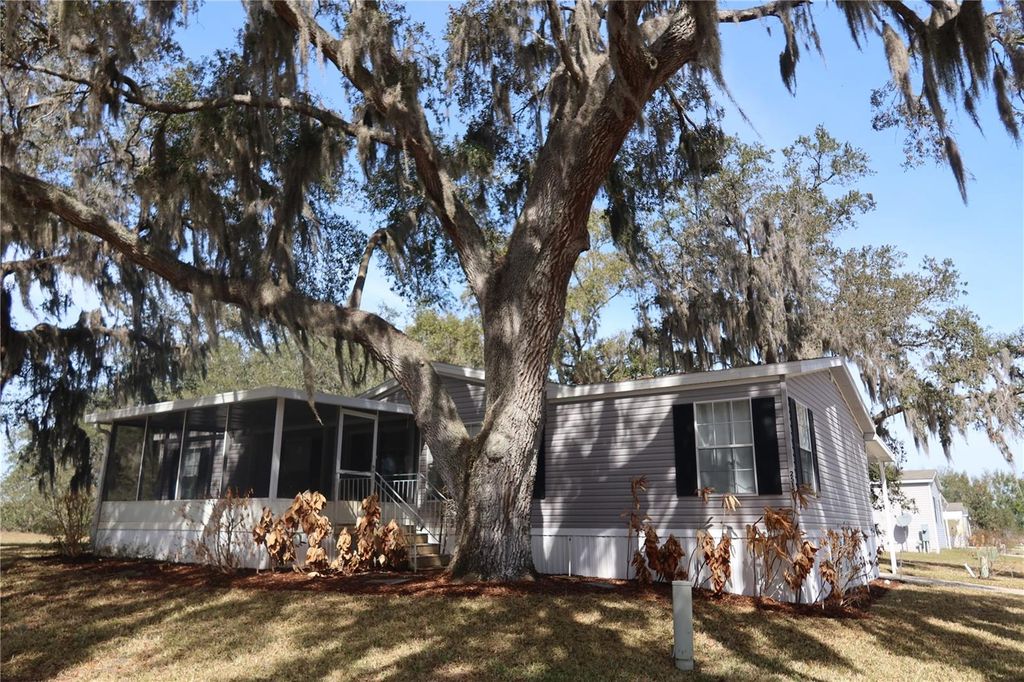 Image 1 of property listing at 25157 BUTTONWOOD DRIVE, Astatula, FL 34705