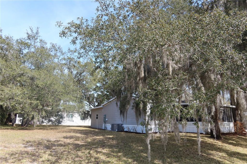 Image 12 of property listing at 25157 BUTTONWOOD DRIVE, Astatula, FL 34705