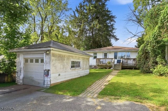 74 Trinity St, Newton Town, NJ 07860