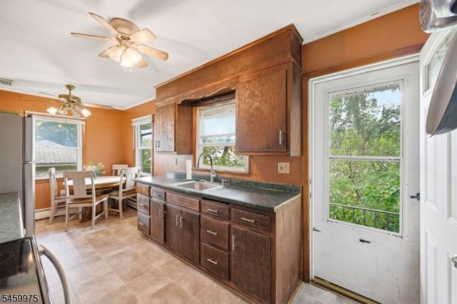74 Trinity St, Newton Town, NJ 07860