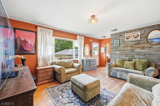 74 Trinity St, Newton Town, NJ 07860