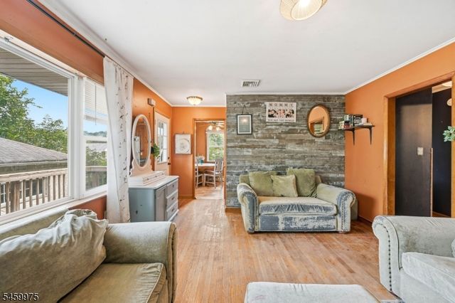 74 Trinity St, Newton Town, NJ 07860