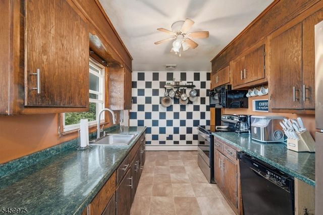 74 Trinity St, Newton Town, NJ 07860