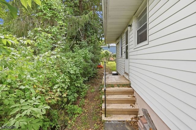 74 Trinity St, Newton Town, NJ 07860
