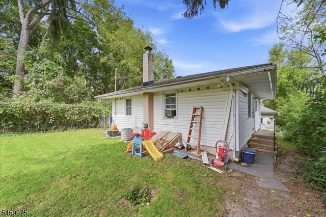 74 Trinity St, Newton Town, NJ 07860