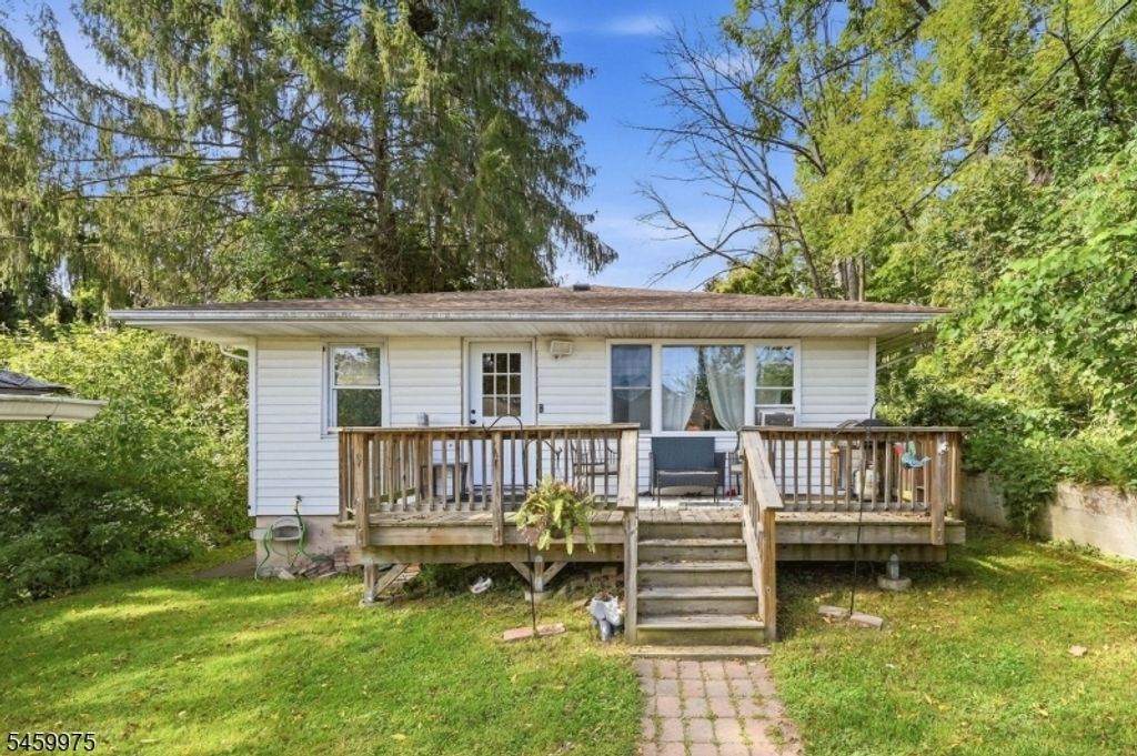 74 Trinity St, Newton Town, NJ 07860