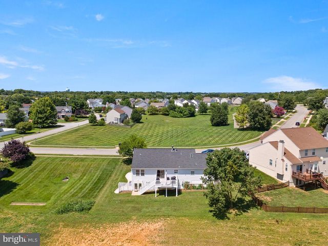 219 CROSSWINDS DR, Charles Town, WV 25414