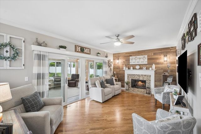 223 Shawnee Circle, Bartlett, IL 60103