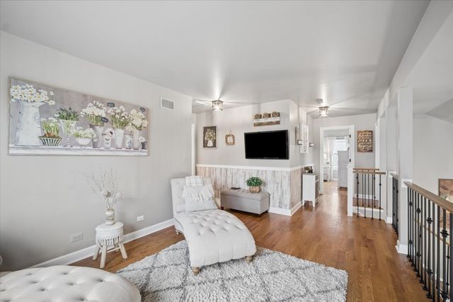 223 Shawnee Circle, Bartlett, IL 60103