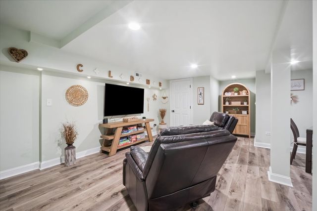 223 Shawnee Circle, Bartlett, IL 60103
