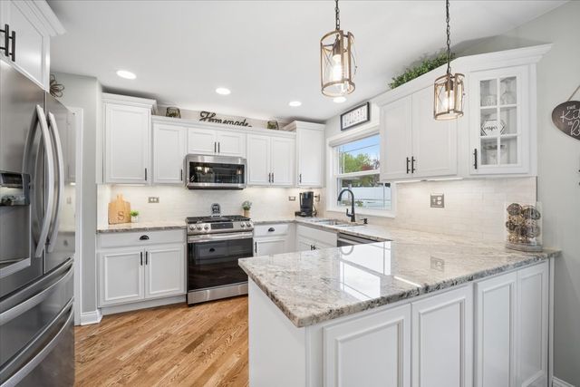 223 Shawnee Circle, Bartlett, IL 60103