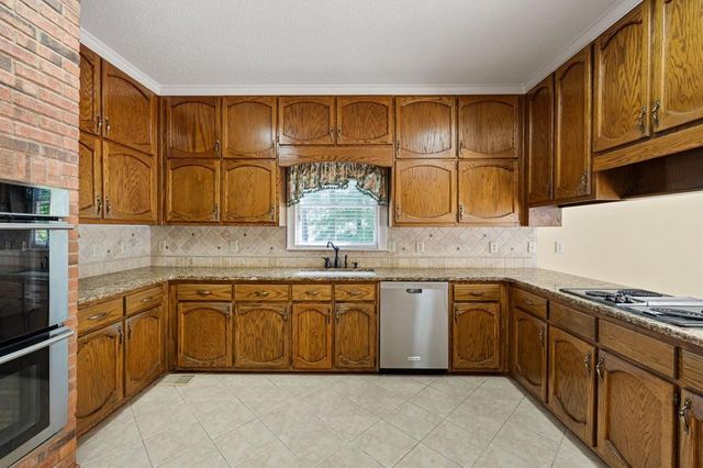 280 Camelot Drive, Fayetteville, GA 30214