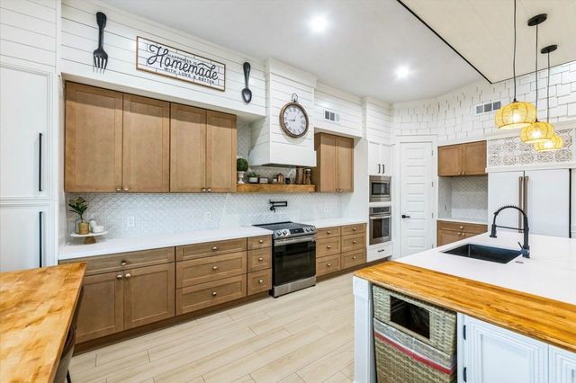 209 Horse Shoe Trail, Angleton, TX 77515