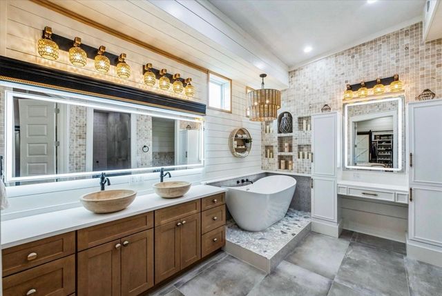 209 Horse Shoe Trail, Angleton, TX 77515