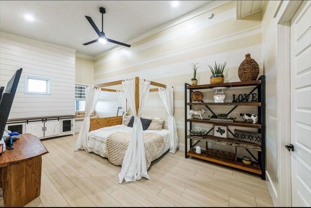 209 Horse Shoe Trail, Angleton, TX 77515