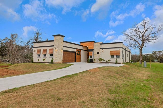 209 Horse Shoe Trail, Angleton, TX 77515