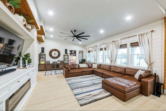 209 Horse Shoe Trail, Angleton, TX 77515