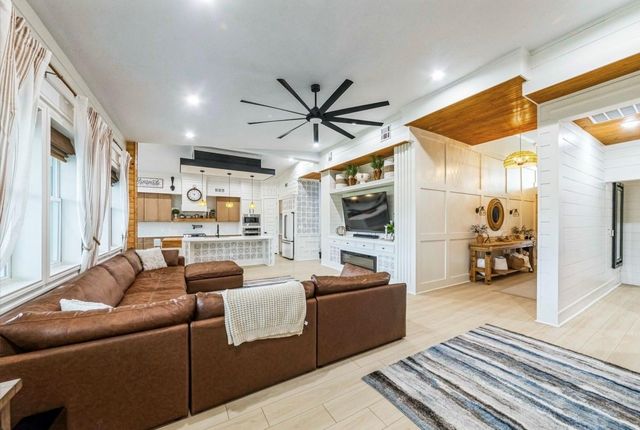 209 Horse Shoe Trail, Angleton, TX 77515