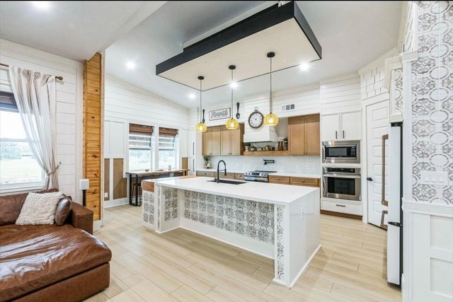 209 Horse Shoe Trail, Angleton, TX 77515