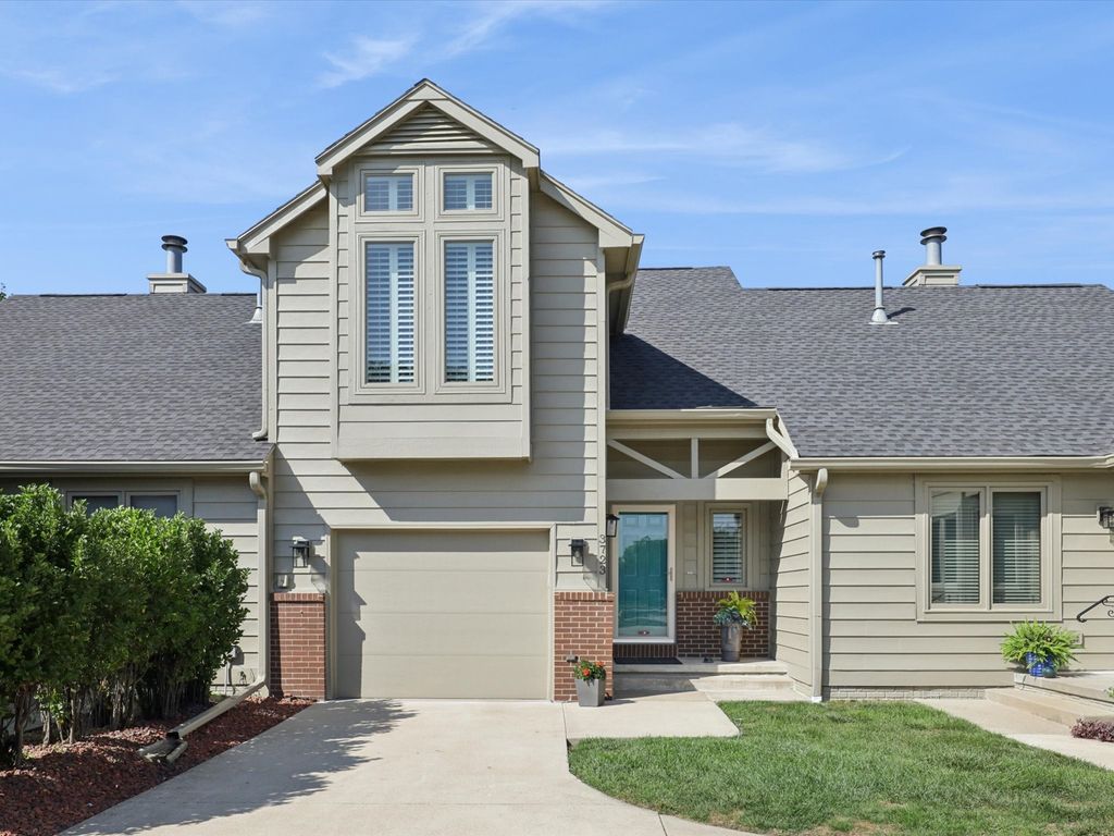 3723 Oak Creek Place, West Des Moines, IA 50265