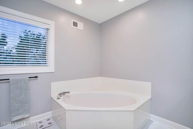 7408 Cambridge Dr, Crestwood, KY 40014