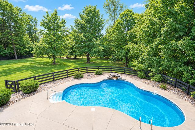 7408 Cambridge Dr, Crestwood, KY 40014