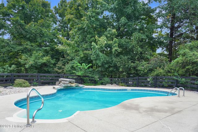 7408 Cambridge Dr, Crestwood, KY 40014