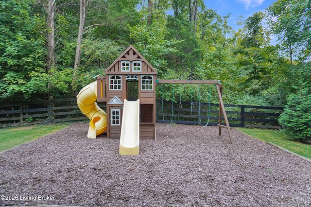 7408 Cambridge Dr, Crestwood, KY 40014